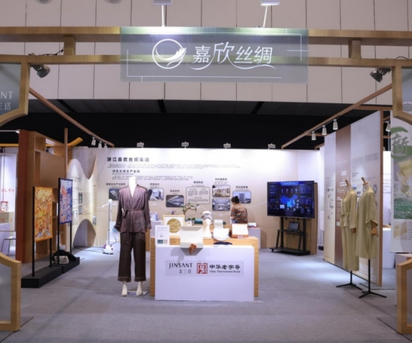 6008集团官方网站丝绸亮相首届浙江省历史经典工业展