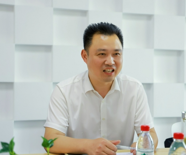 嘉兴国家高新区管委会俞春明主任调研6008集团官方网站丝绸，，，，，，为生长鼓劲?